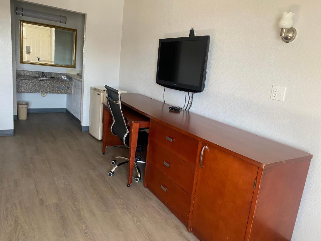 American Inn & Suites photo 3