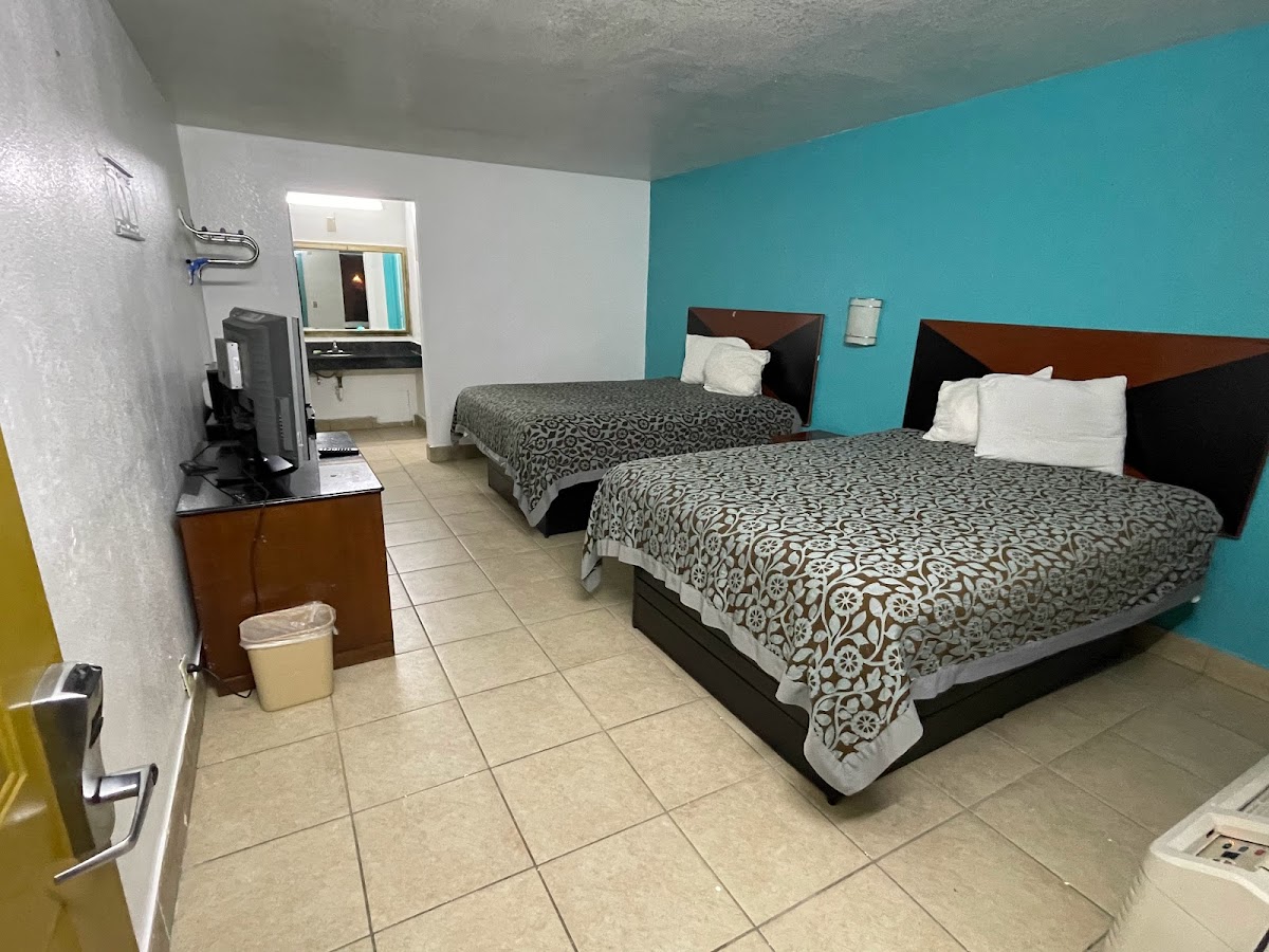 Royal Inn & Suites photo 2