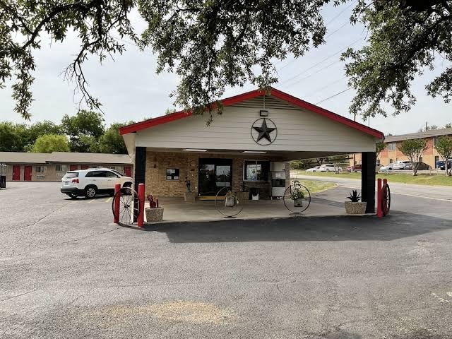 Glen Rose Inn & Suites