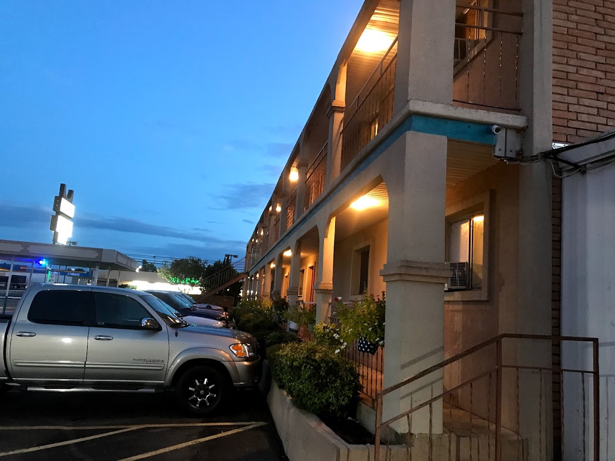 Cactus Inn & Suites