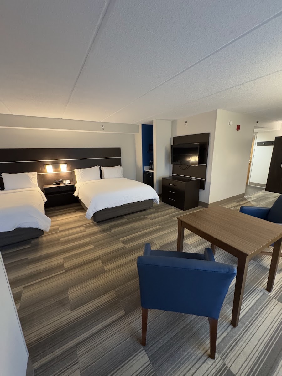 Holiday Inn Express & Suites photo 2