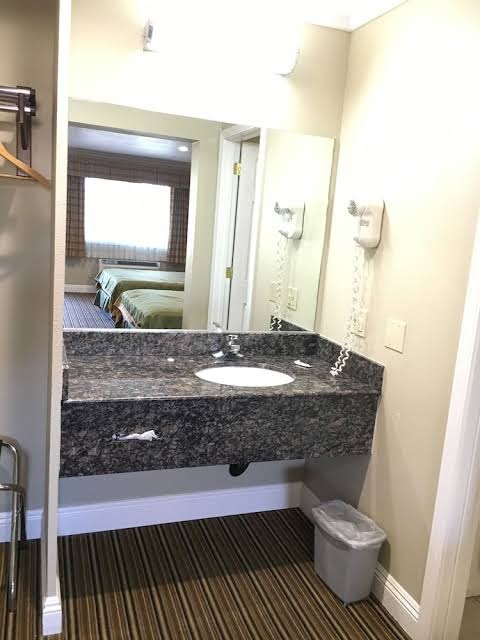 Regency Inn & Suites photo 2
