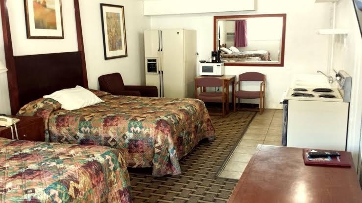 Executive Inn & Suites photo 2