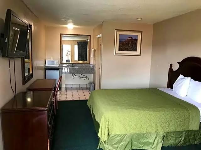 Travelers Inn photo 3