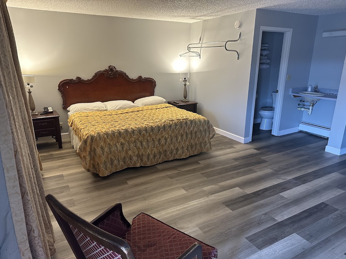 Embassy Motel photo 2