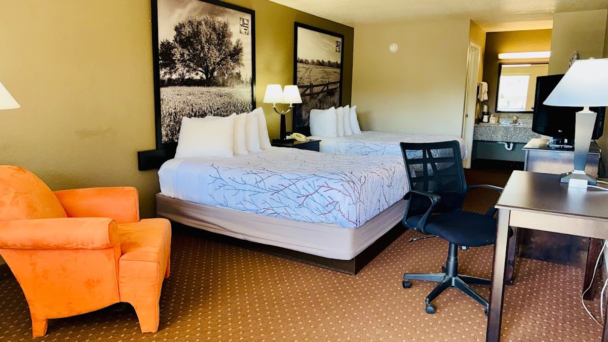 Hill Country Inn & Suites photo 2