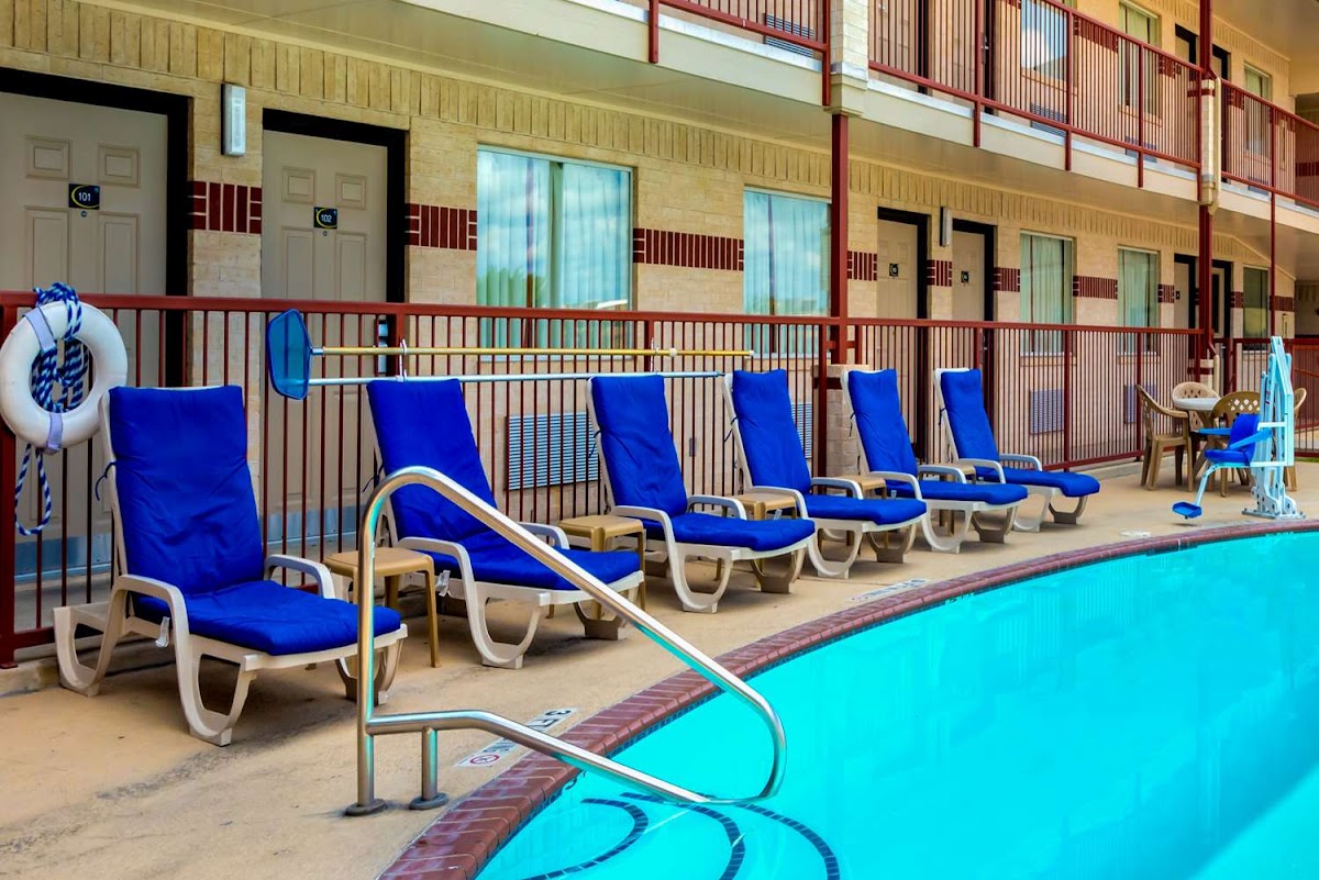 Hill Country Inn & Suites photo 3
