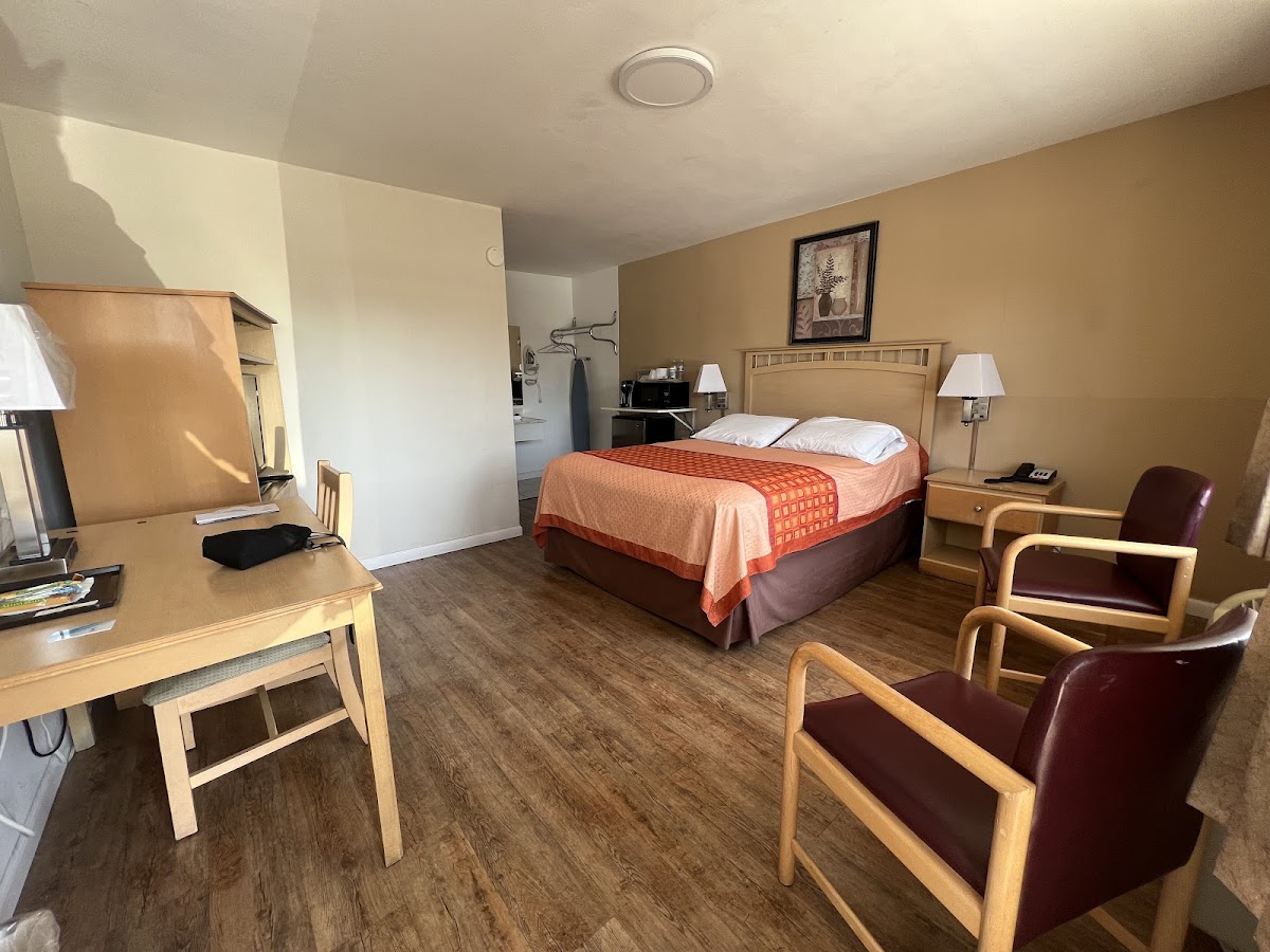 Redwood Inn photo 2