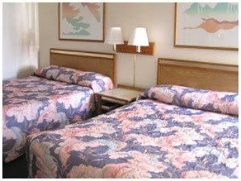 Travelers Inn photo 2