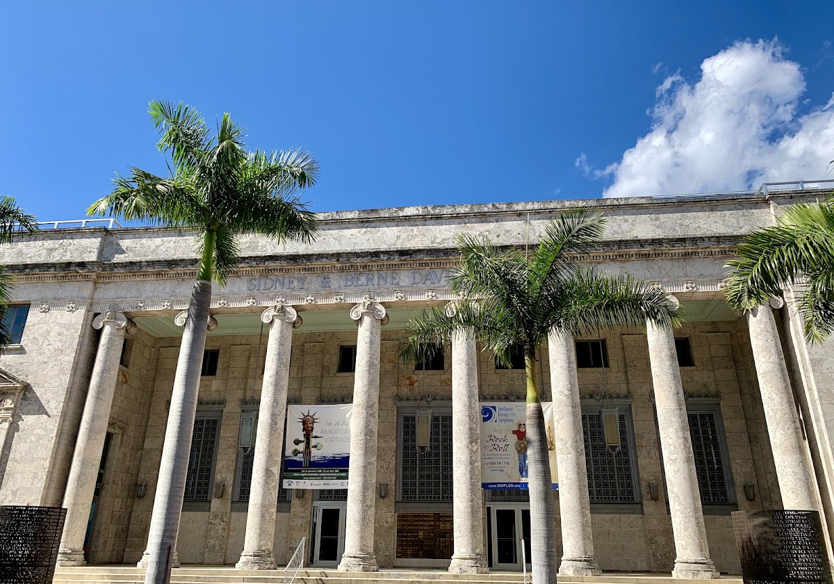 Sidney & Berne Davis Art Center
