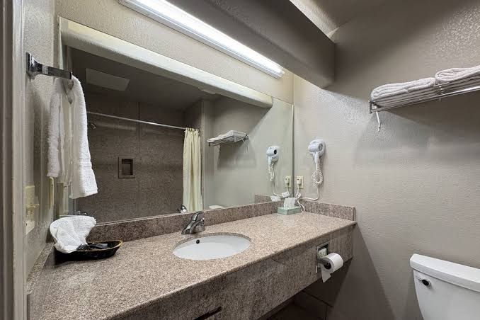 Regency Inn & Suites photo 3