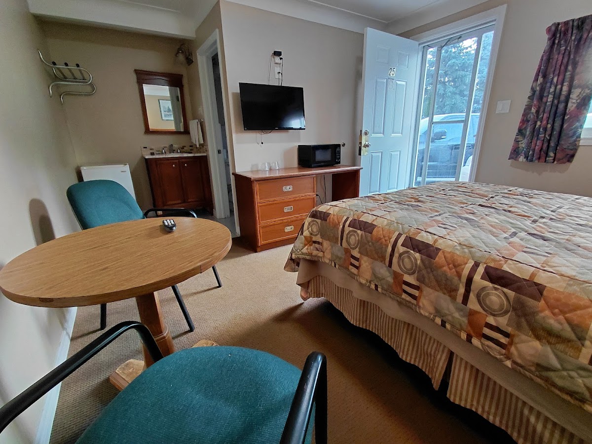 Embassy Motel photo 2