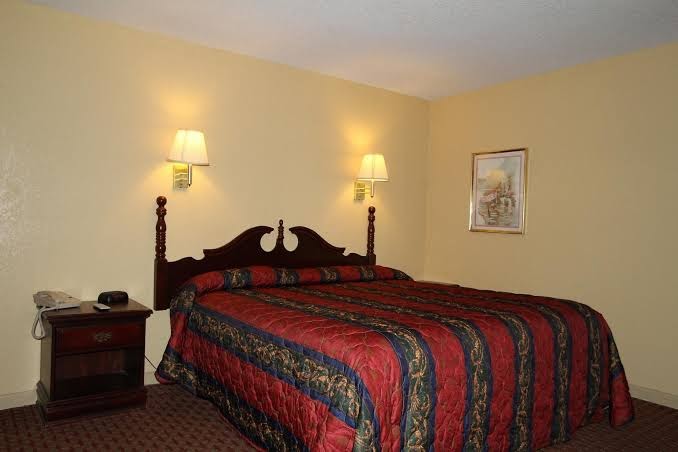 Deluxe Inn photo 2