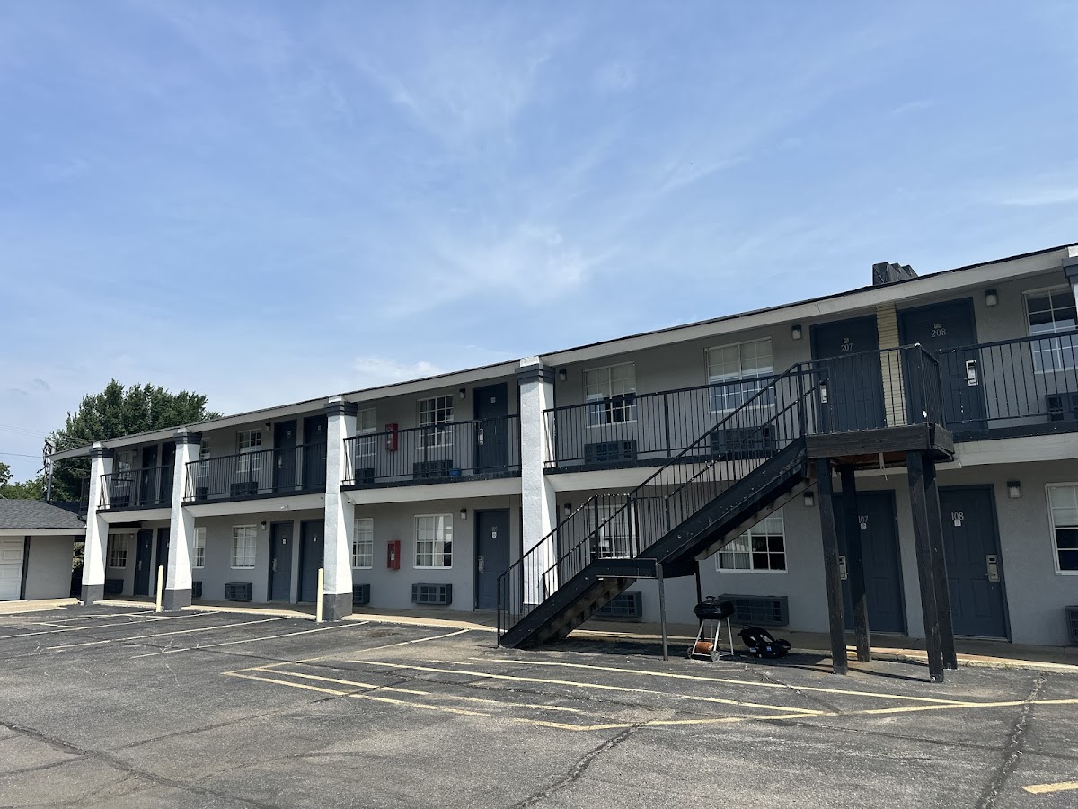 Deluxe Inn & Suites
