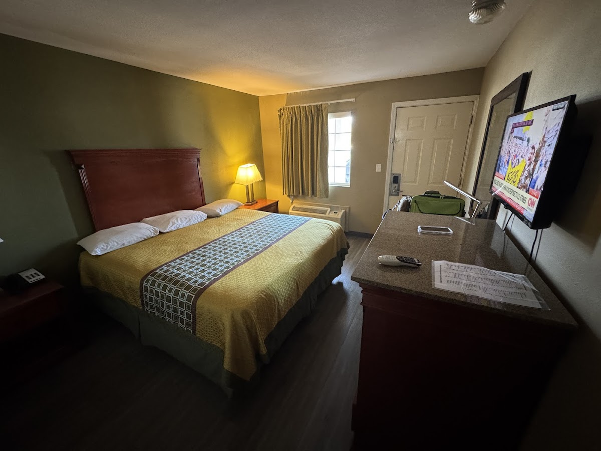 Deluxe Inn & Suites photo 2