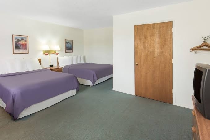 Redwood Inn photo 2