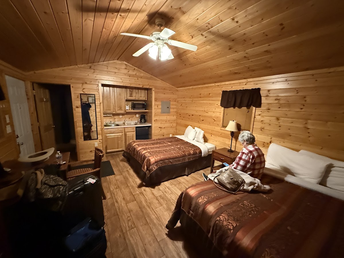 Roosevelt Inn & Suites photo 2