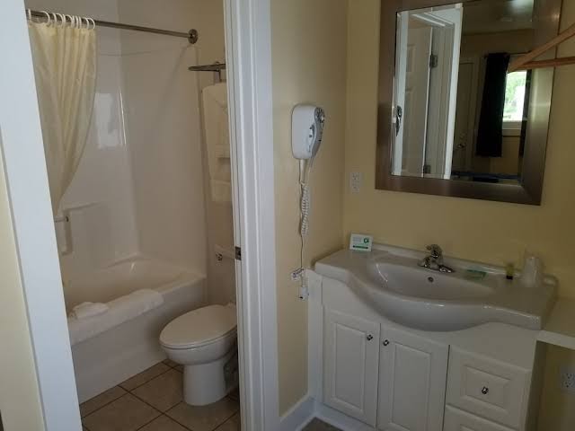 Captain's Quarters Motel photo 3