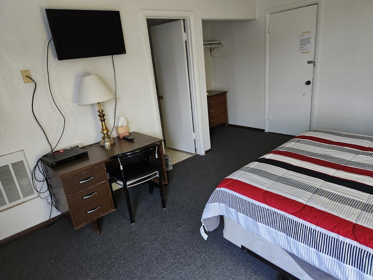 Travelers Inn photo 2