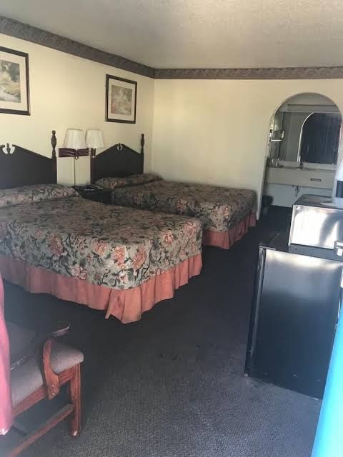 Executive Inn & Suites photo 2