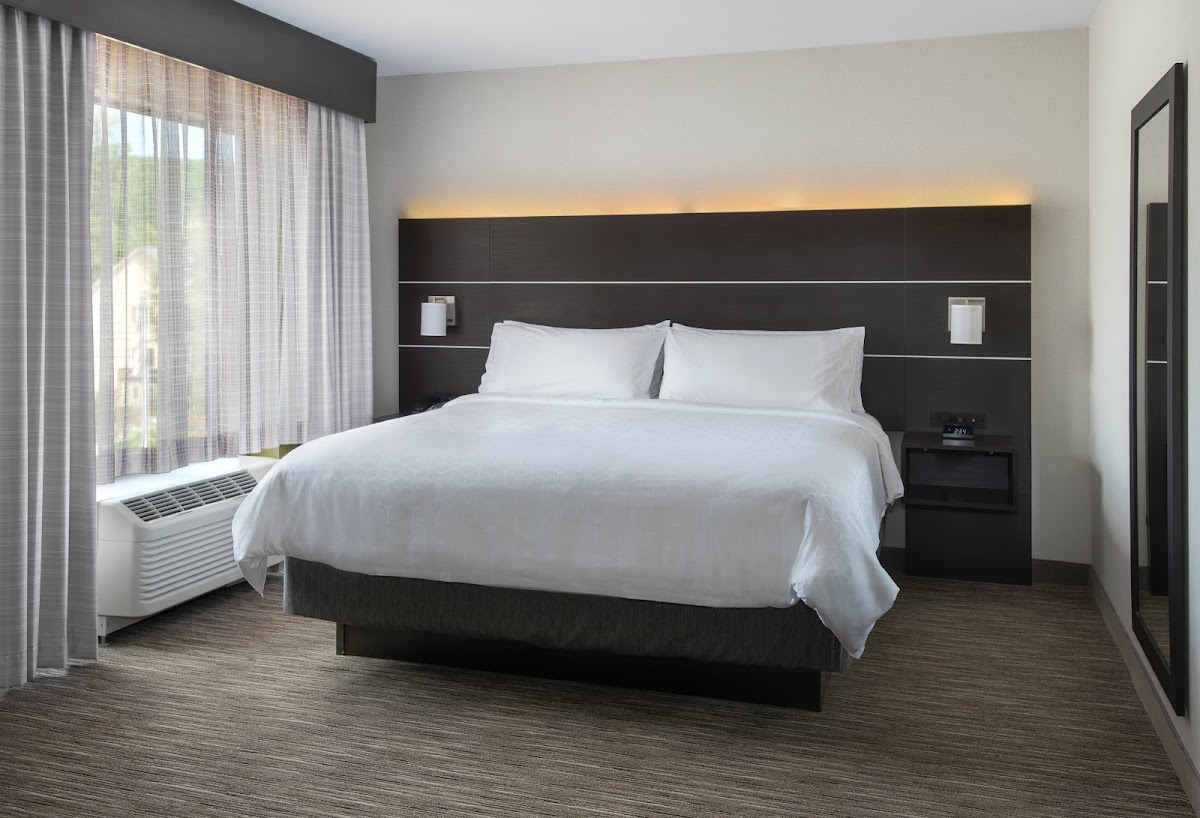 Holiday Inn Express & Suites photo 2