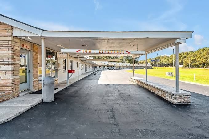 Travelers Inn photo 3