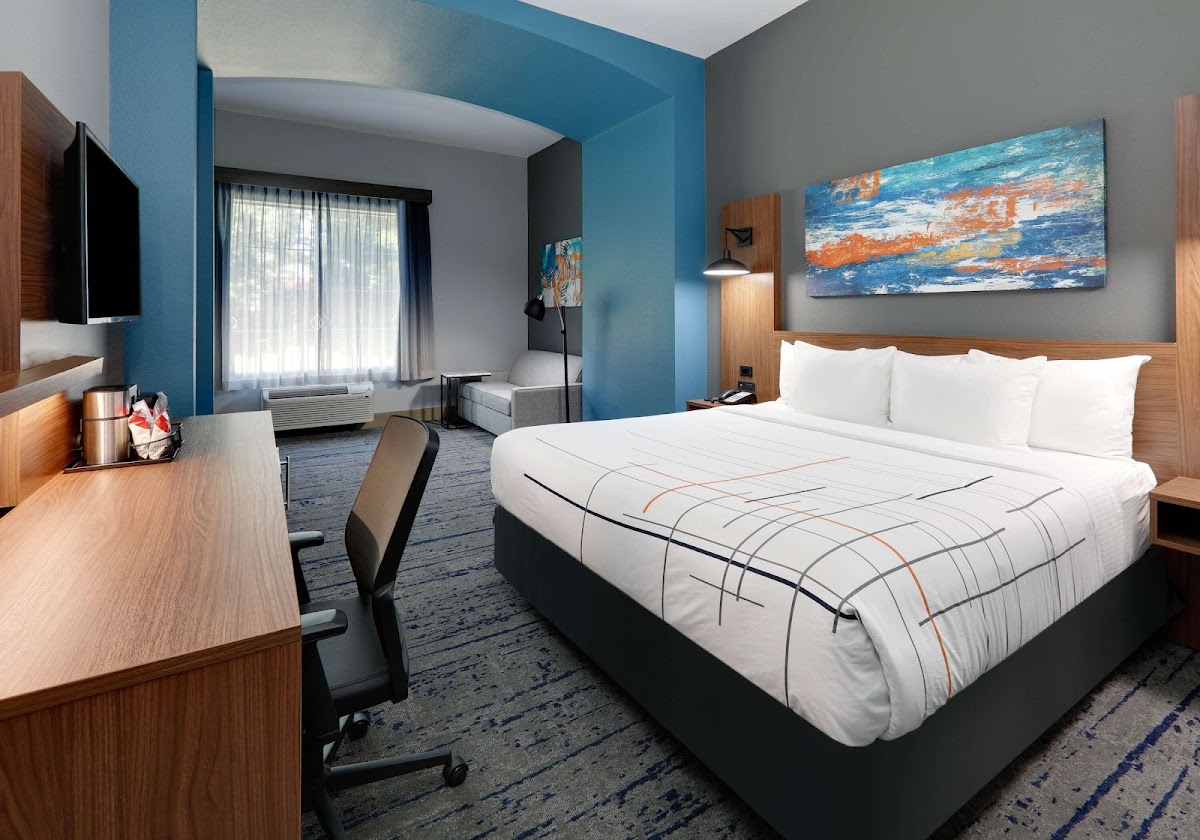 La Quinta Inn & Suites by Wyndham Jacksonville TX photo 2