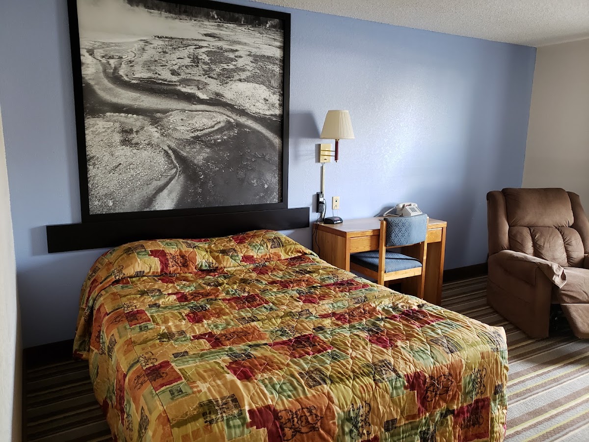 Super 8 by Wyndham Hot Springs photo 3