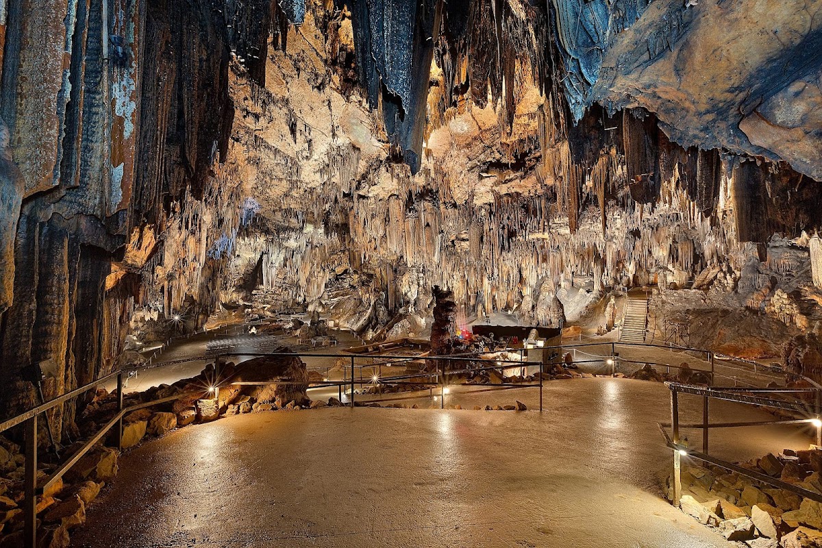Majestic Caverns