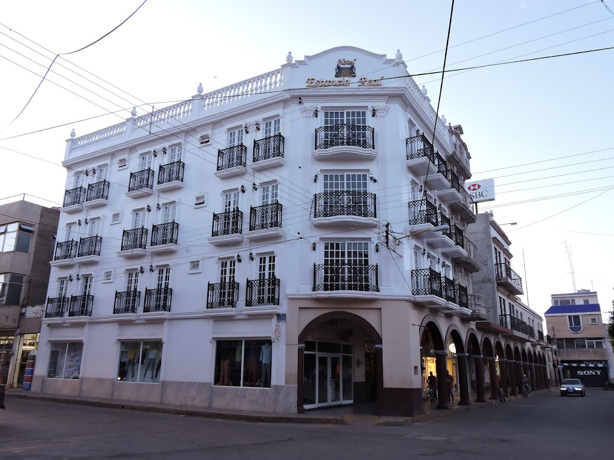 Hotel Estancia Real