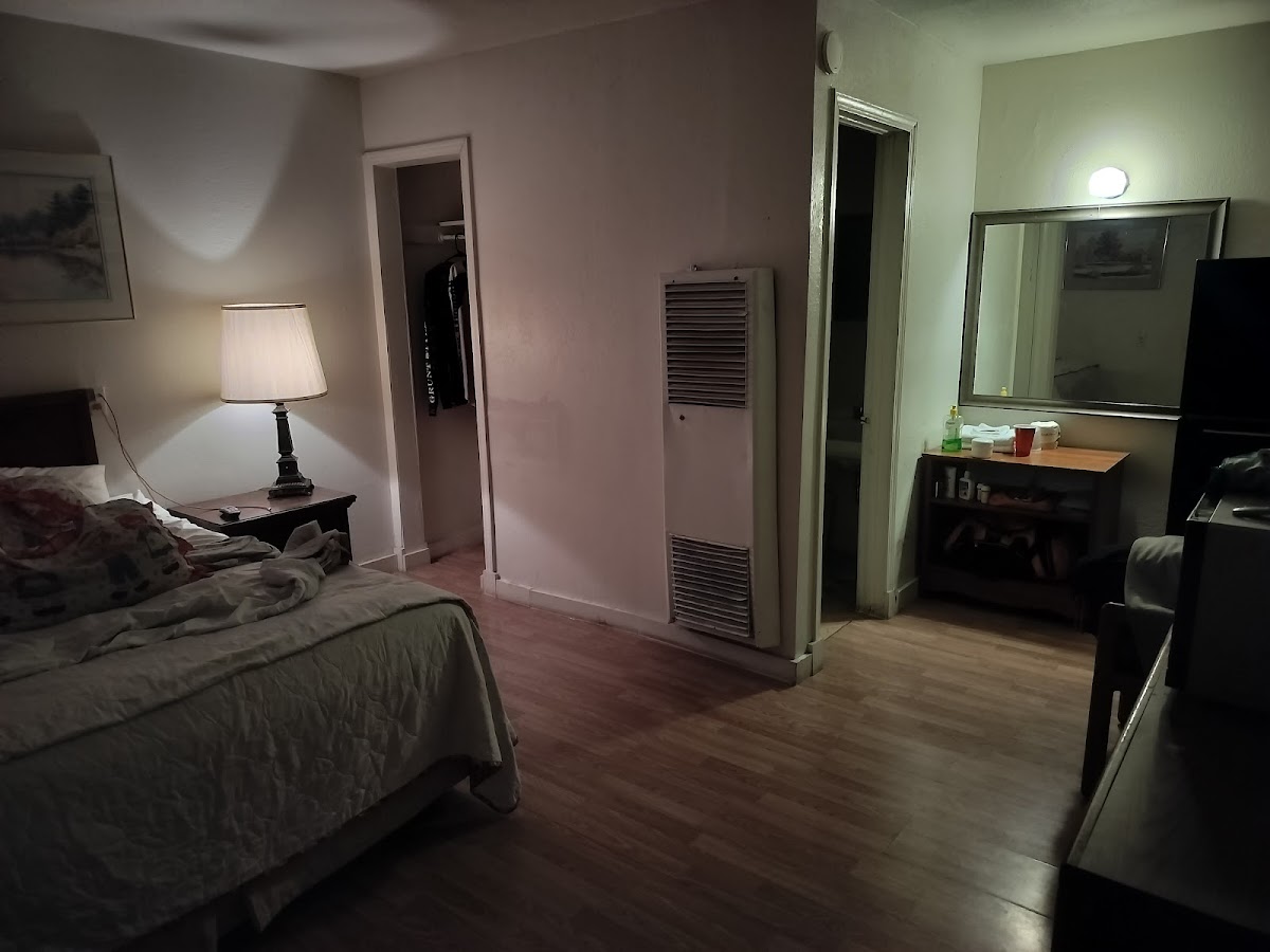 Pines Motel