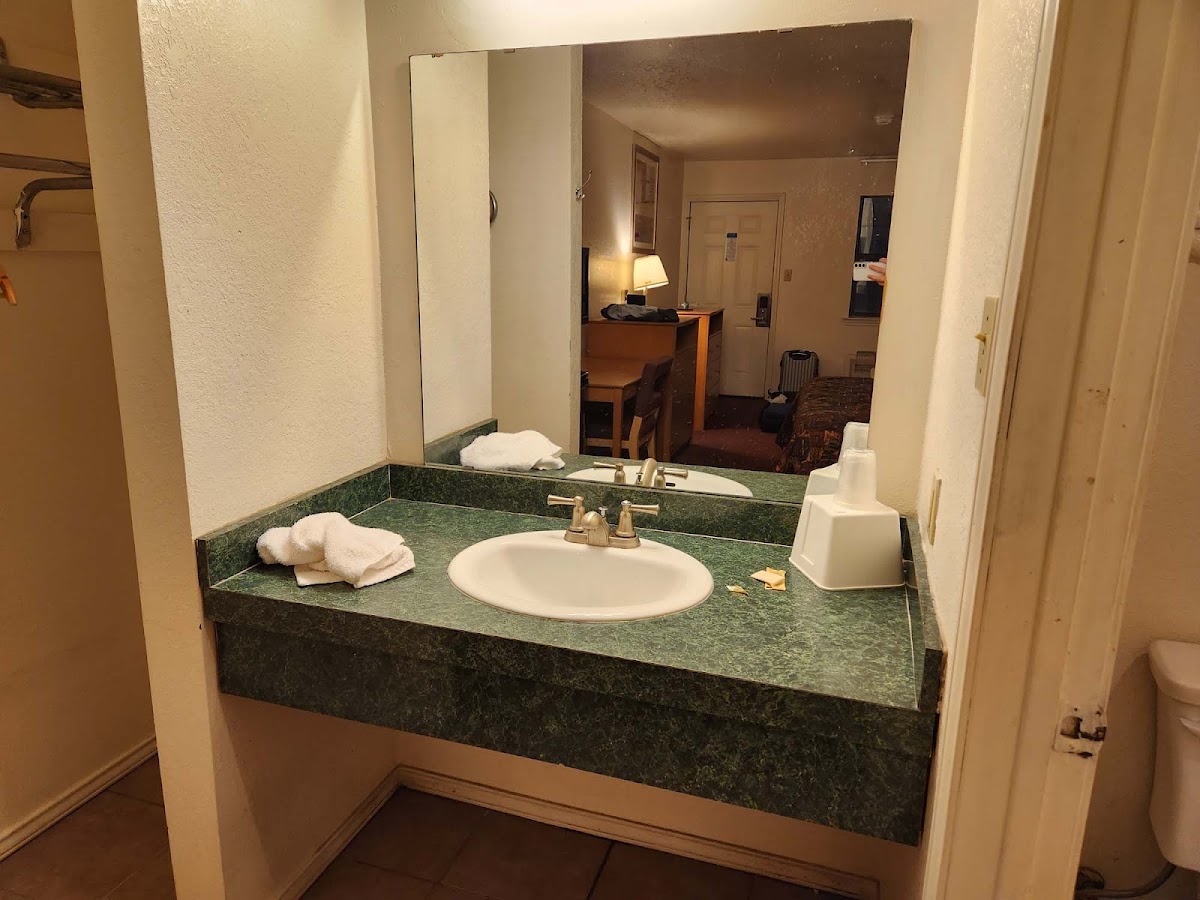 Regency Inn photo 3