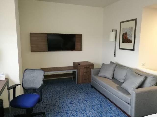 Holiday Inn Express & Suites photo 2
