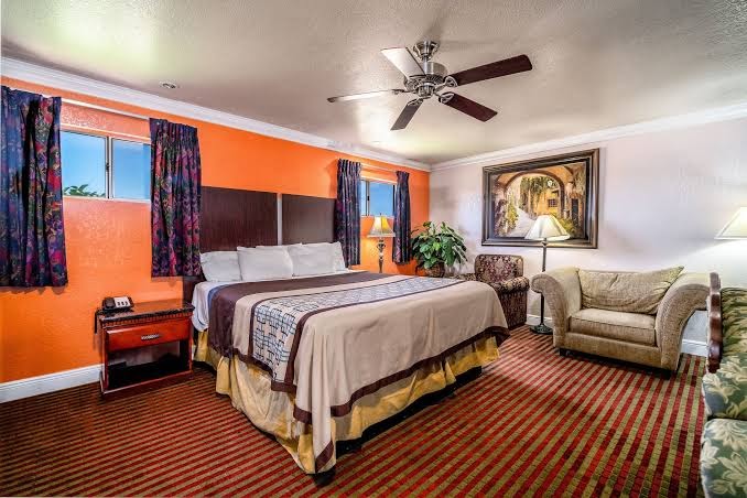 Edgewater Inn photo 2