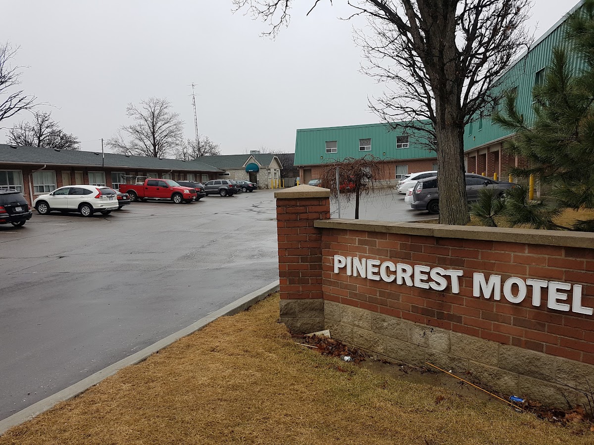 Pinecrest Motel