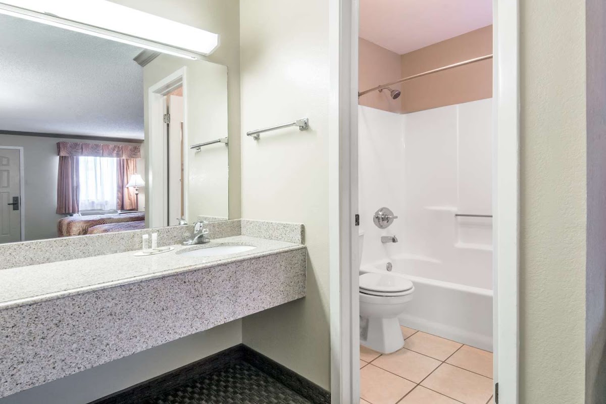 Hill Country Inn & Suites photo 3