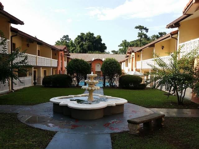 La Casa Inn and Suites