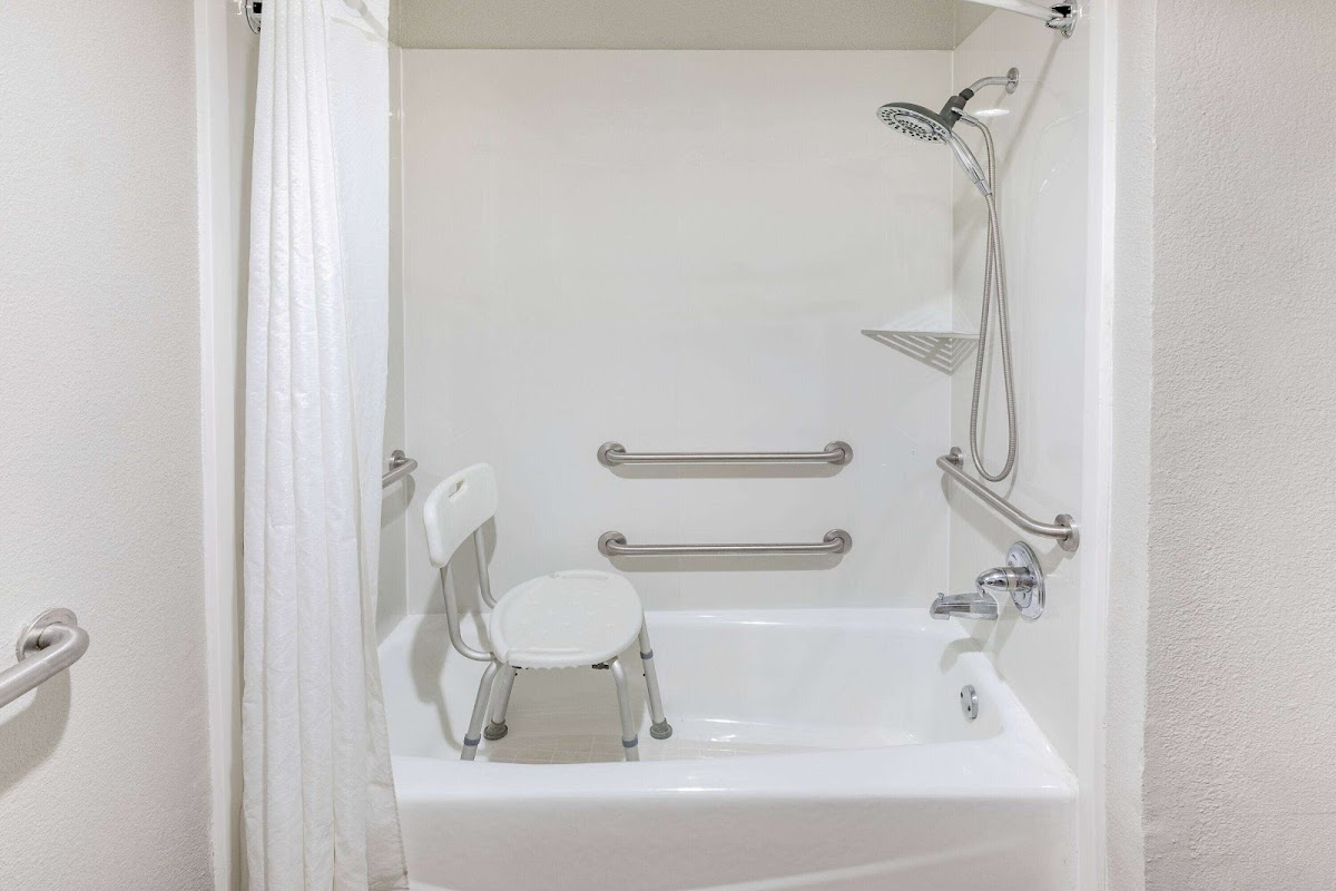 Days Inn & Suites by Wyndham Huntsville photo 3
