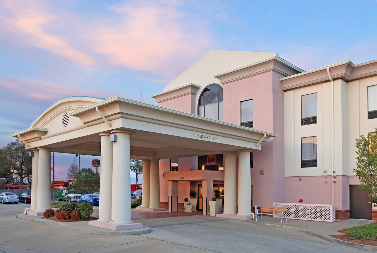 Holiday Inn Express & Suites Cleveland by IHG
