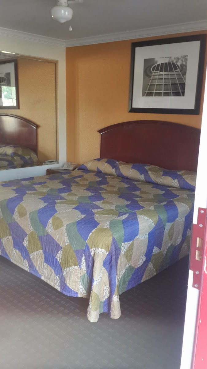 Regency Inn & Suites photo 2