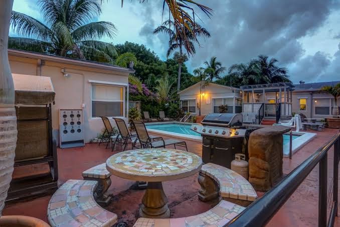 Richard's Motel Courtyard