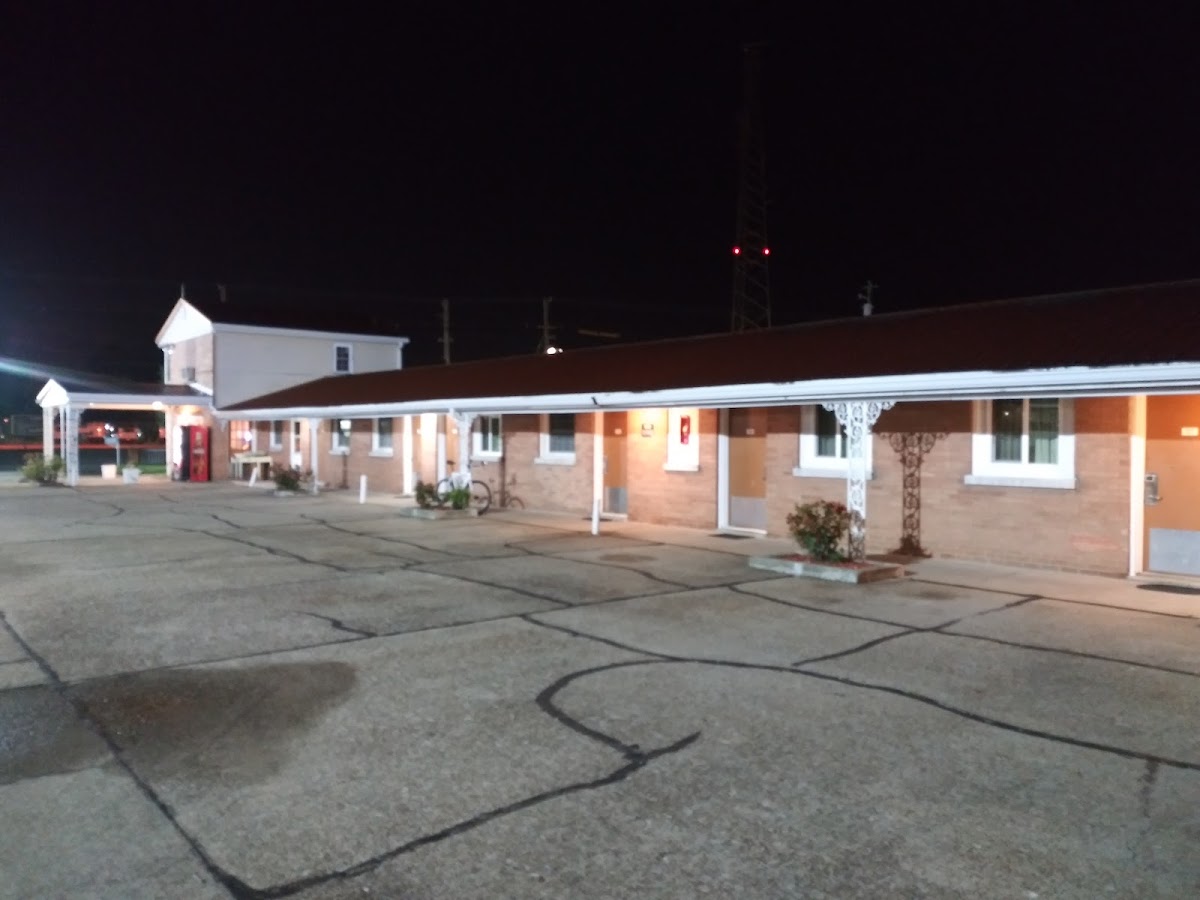 Esquire Inn-Evansville