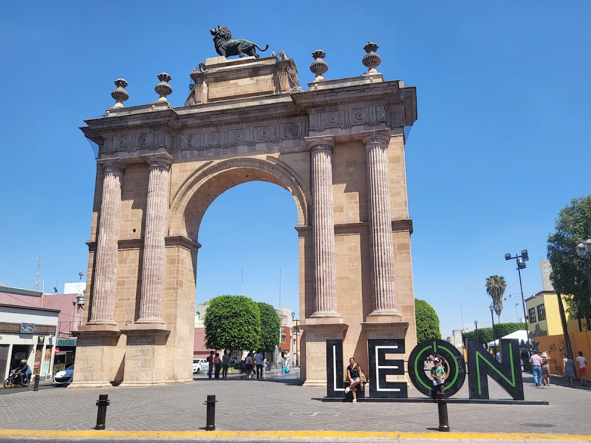 Triumphal Arch of the Causeway of the Heroes