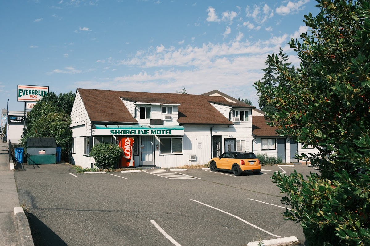 Shoreline Motel