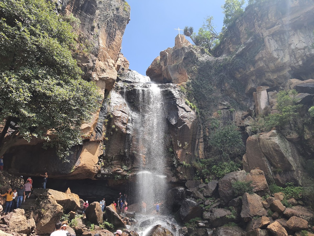 Cascada De Los Alisos